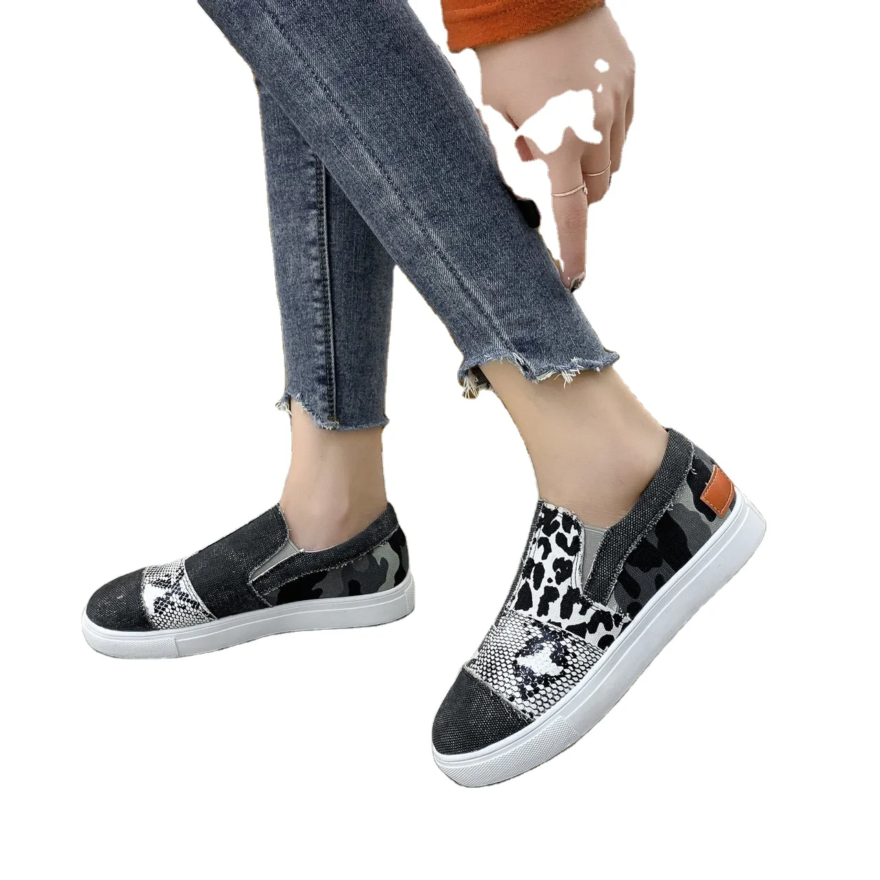 European and American plus-size leisure canvas shoes snake print leopard print match color elastic one pedal women's single shoe, As shown in figure
European and American plus-size leisure canvas shoes snake print leopard print match color elastic one pedal women's single shoe, As shown in figure