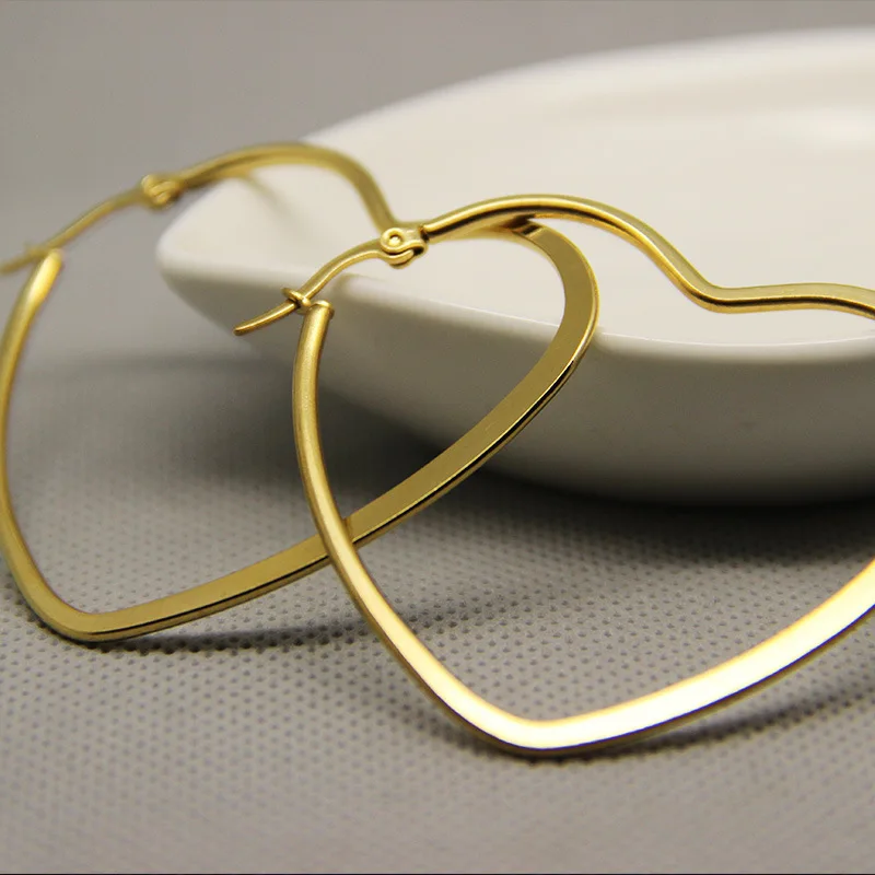 High quality gold plated stainless steel hoop earring jewelry custom large geometric heart hoop earrings for women
High quality gold plated stainless steel hoop earring jewelry custom large geometric heart hoop earrings for women