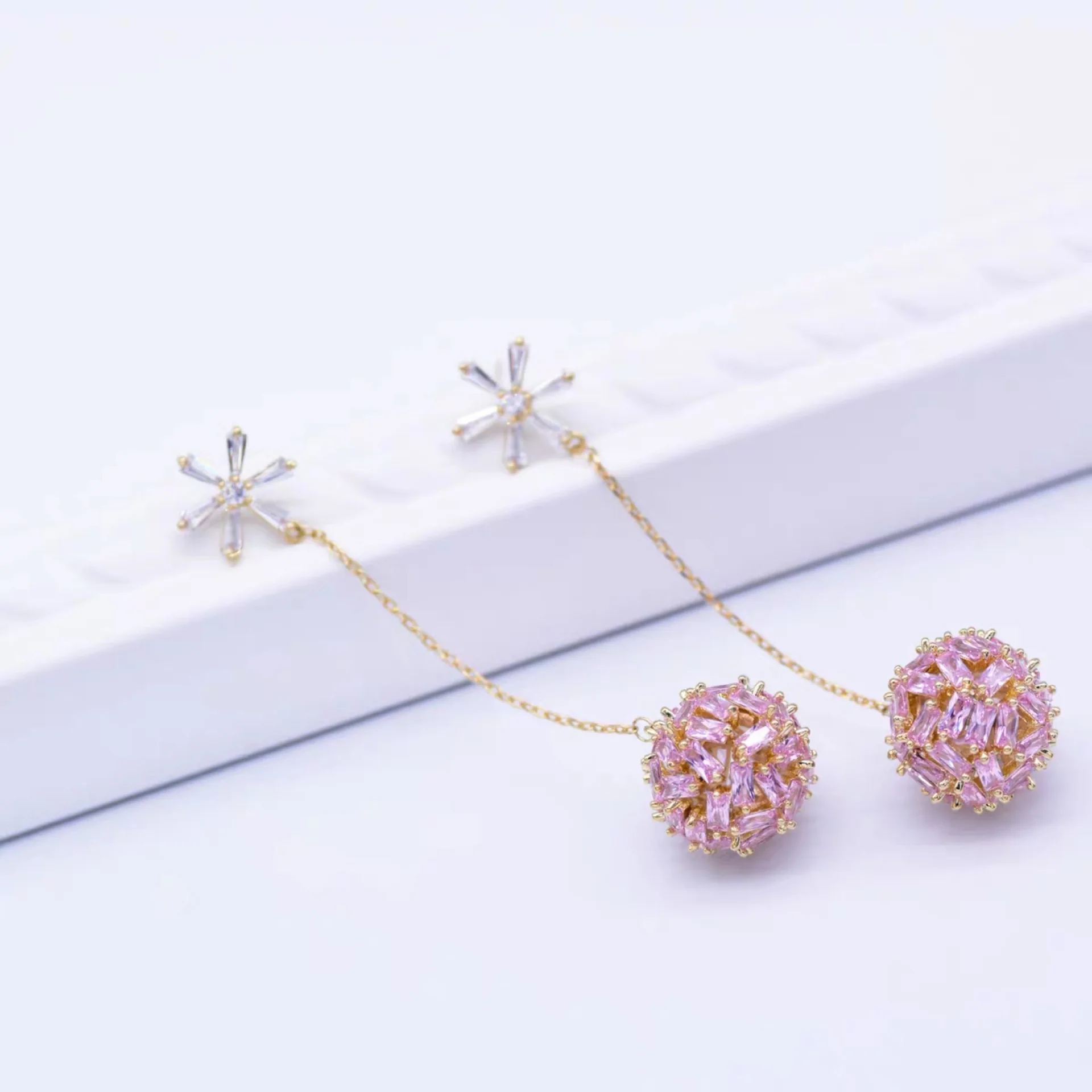 New Arrival Cubic Zirconia Snowflake Ball Earrings Long Drop Earrings For Women 
New Arrival Cubic Zirconia Snowflake Ball Earrings Long Drop Earrings For Women