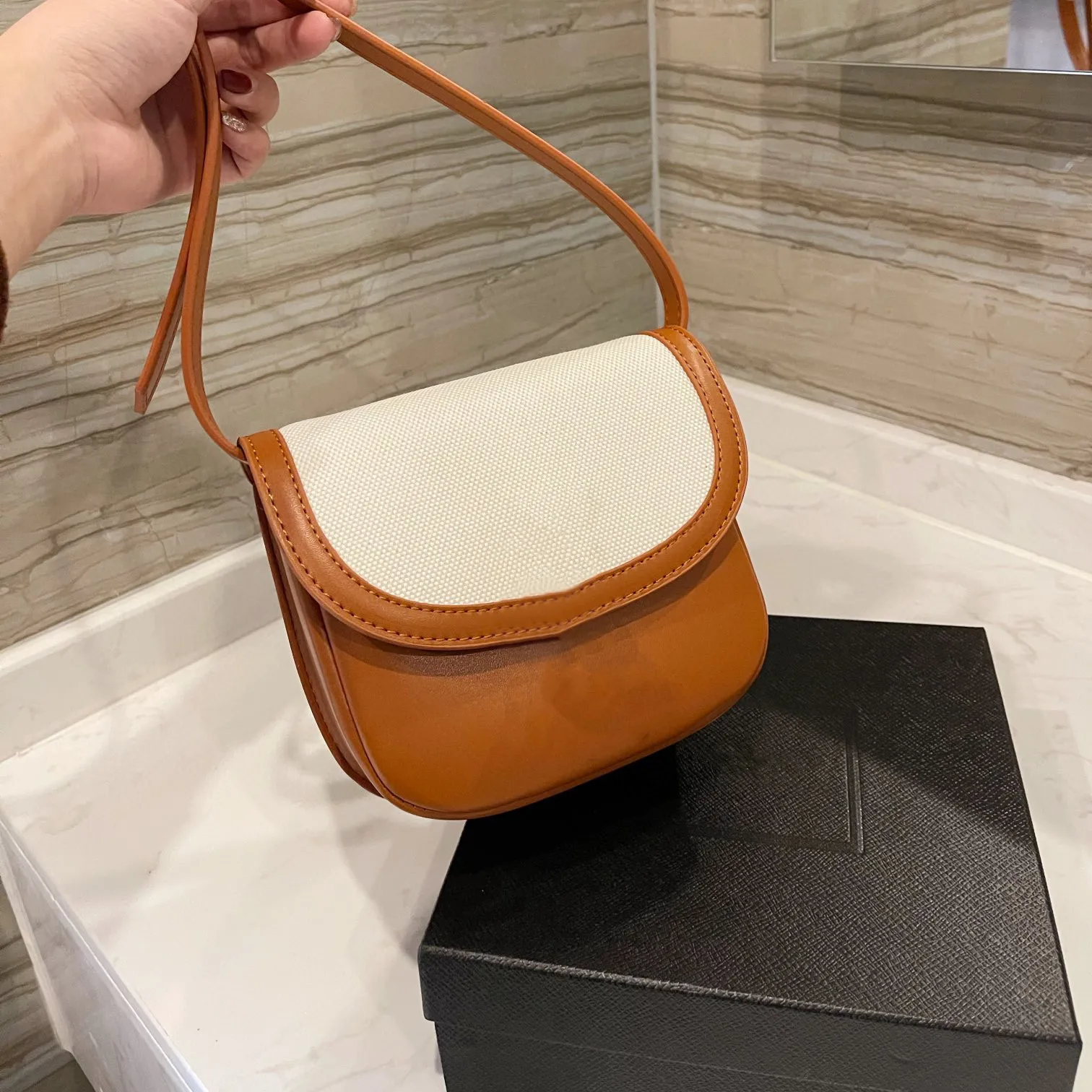 2021 Classical Ladies Genuine Leather Flap Cover Brown Cross body One Shoulder Bags single adjust strap handbags for women
2021 Classical Ladies Genuine Leather Flap Cover Brown Cross body One Shoulder Bags single adjust strap handbags for women