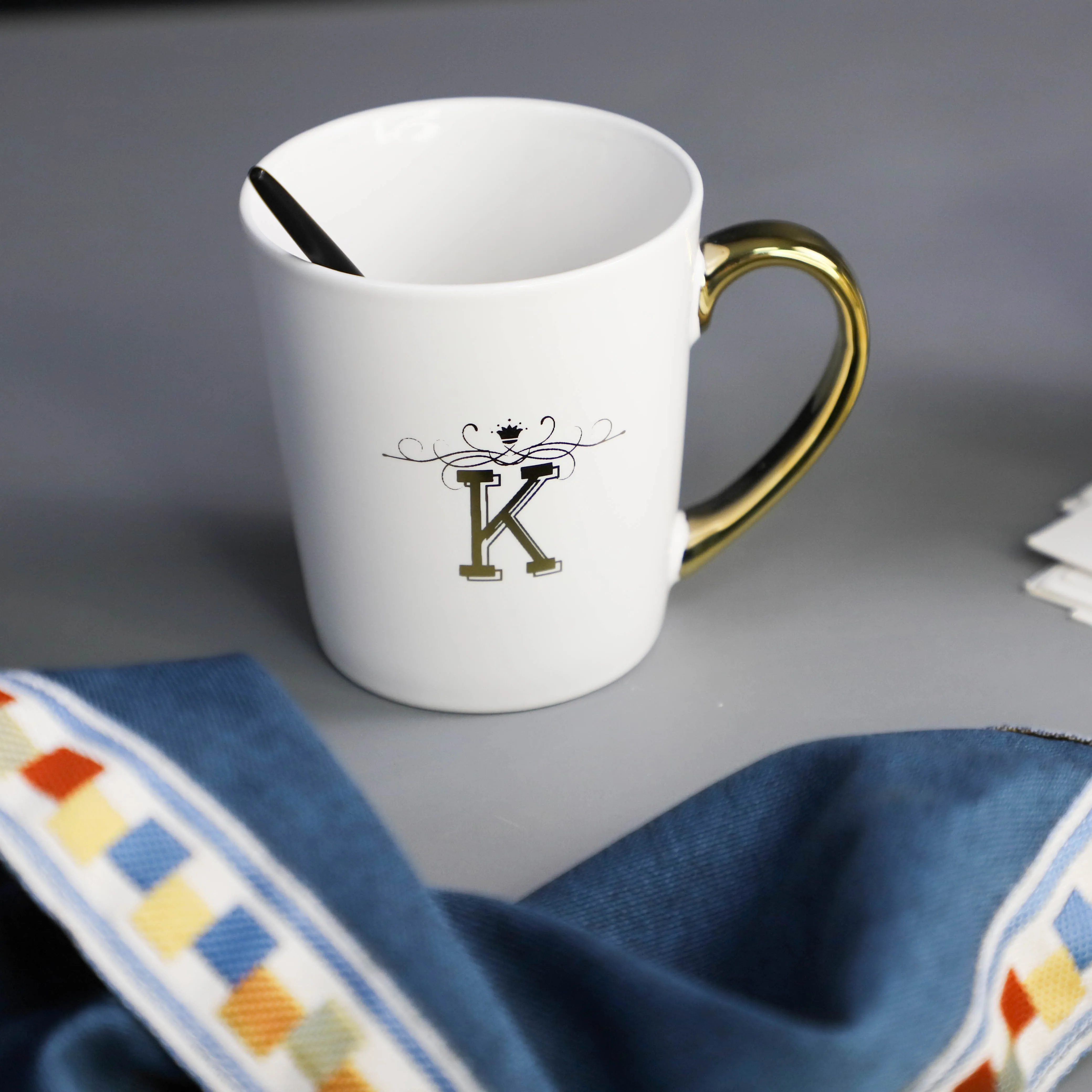 Custom 9.8oz Blank White Gold Handle Mug Nordic Letters Porcelain Cup Personalized Porcelain Cup Ceramic Coffee Mug Edge Rim
Custom 9.8oz Blank White Gold Handle Mug Nordic Letters Porcelain Cup Personalized Porcelain Cup Ceramic Coffee Mug Edge Rim