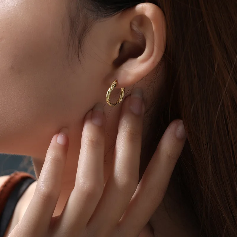 S925 Sterling Silver Earrings European And American Style Fashion Accessories Round Twist Earrings Gold-plated Silver Earrings, Photo
S925 Sterling Silver Earrings European And American Style Fashion Accessories Round Twist Earrings Gold-plated Silver Earrings, Photo