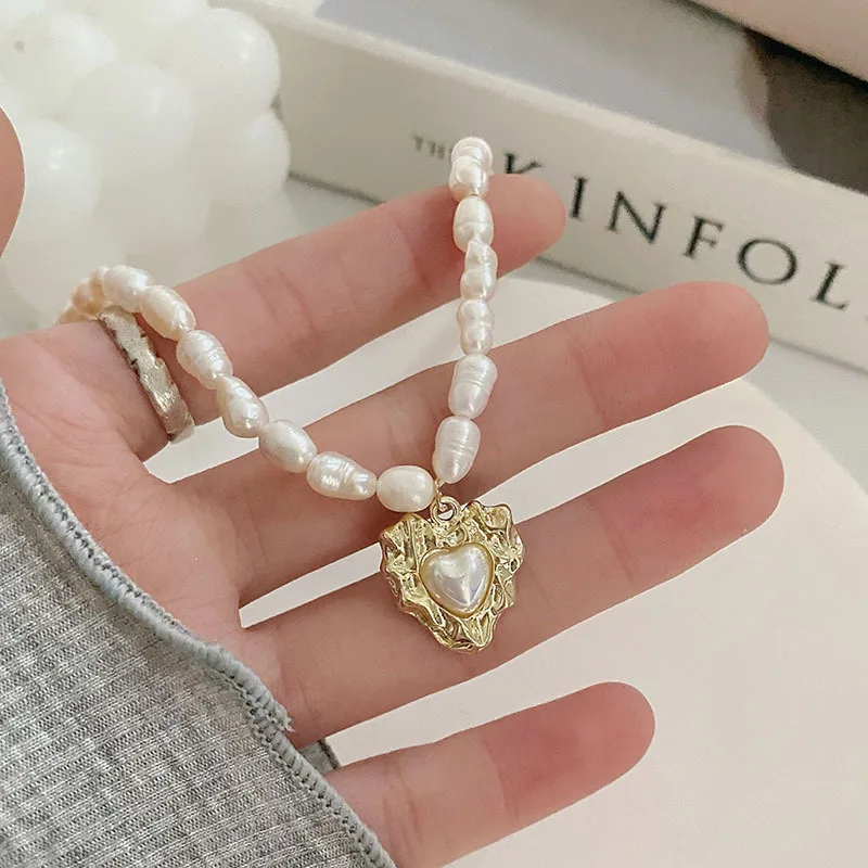 Korean Newest Irregular Natural Love Pearl Heart Stud Earring Metal Texture Baroque Pearl Heart Shape Pendant Choker Necklace
Korean Newest Irregular Natural Love Pearl Heart Stud Earring Metal Texture Baroque Pearl Heart Shape Pendant Choker Necklace