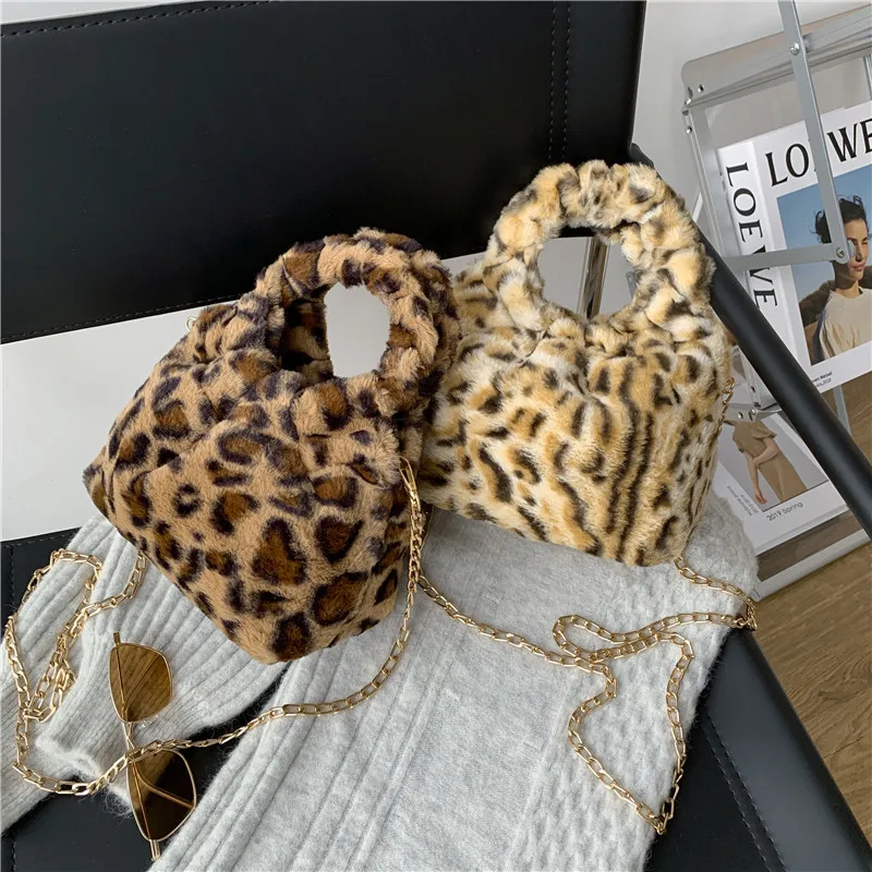 Winter New Arrival Female Luxury Leopard Shoulder Bag Chain Large Plush Cloud Handbags Wrinkled Messenger Bag Soft Warm Fur Bag
Winter New Arrival Female Luxury Leopard Shoulder Bag Chain Large Plush Cloud Handbags Wrinkled Messenger Bag Soft Warm Fur Bag