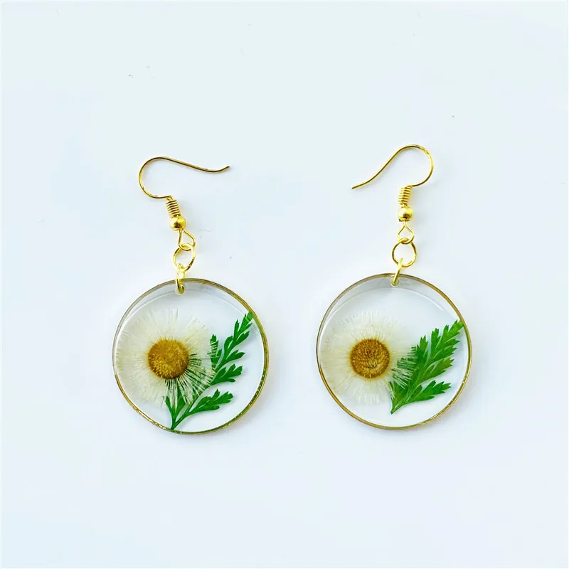 New Japanese and Korean version of simple and fashionable temperament earrings handmade epoxy resin real flower earrings jewelry
New Japanese and Korean version of simple and fashionable temperament earrings handmade epoxy resin real flower earrings jewelry