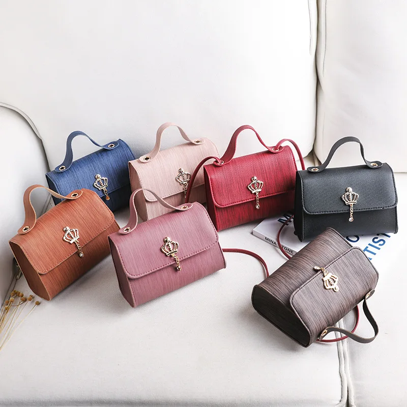 Fashion cheap ladies bags purses 2021 summer new trend portable custom logo women PU leather handbag
Fashion cheap ladies bags purses 2021 summer new trend portable custom logo women PU leather handbag