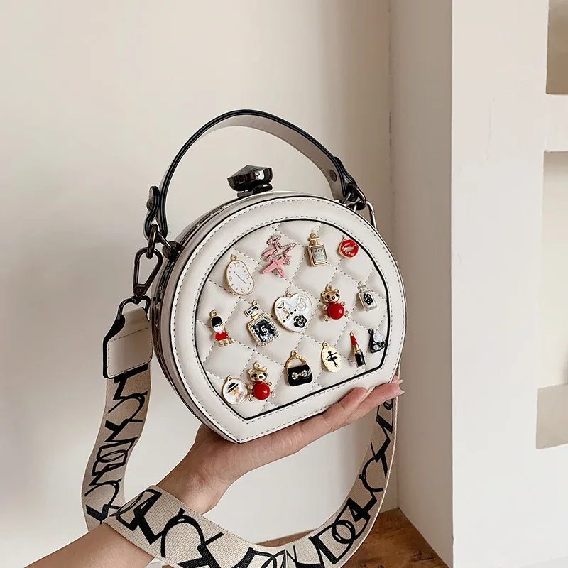 Factory 2022 Trendy Fashion Ladies Lingge Rivet Small Round Bag 2021 New Trendy Cartoon Badge Shoulder Bag
Factory 2022 Trendy Fashion Ladies Lingge Rivet Small Round Bag 2021 New Trendy Cartoon Badge Shoulder Bag