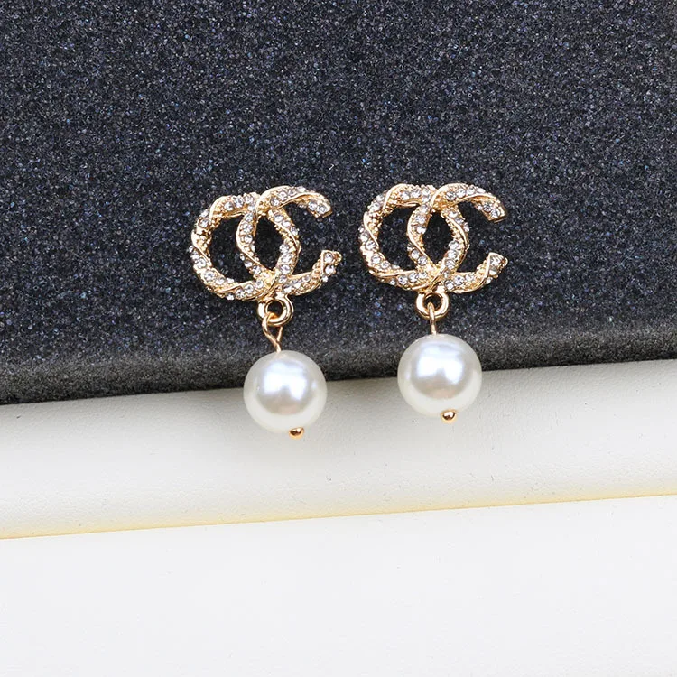 New Famous Brand Designer Earrings Fashion Women Letters Stud Earring Luxury Pearl Earrings Jewelry Hot Sale
New Famous Brand Designer Earrings Fashion Women Letters Stud Earring Luxury Pearl Earrings Jewelry Hot Sale