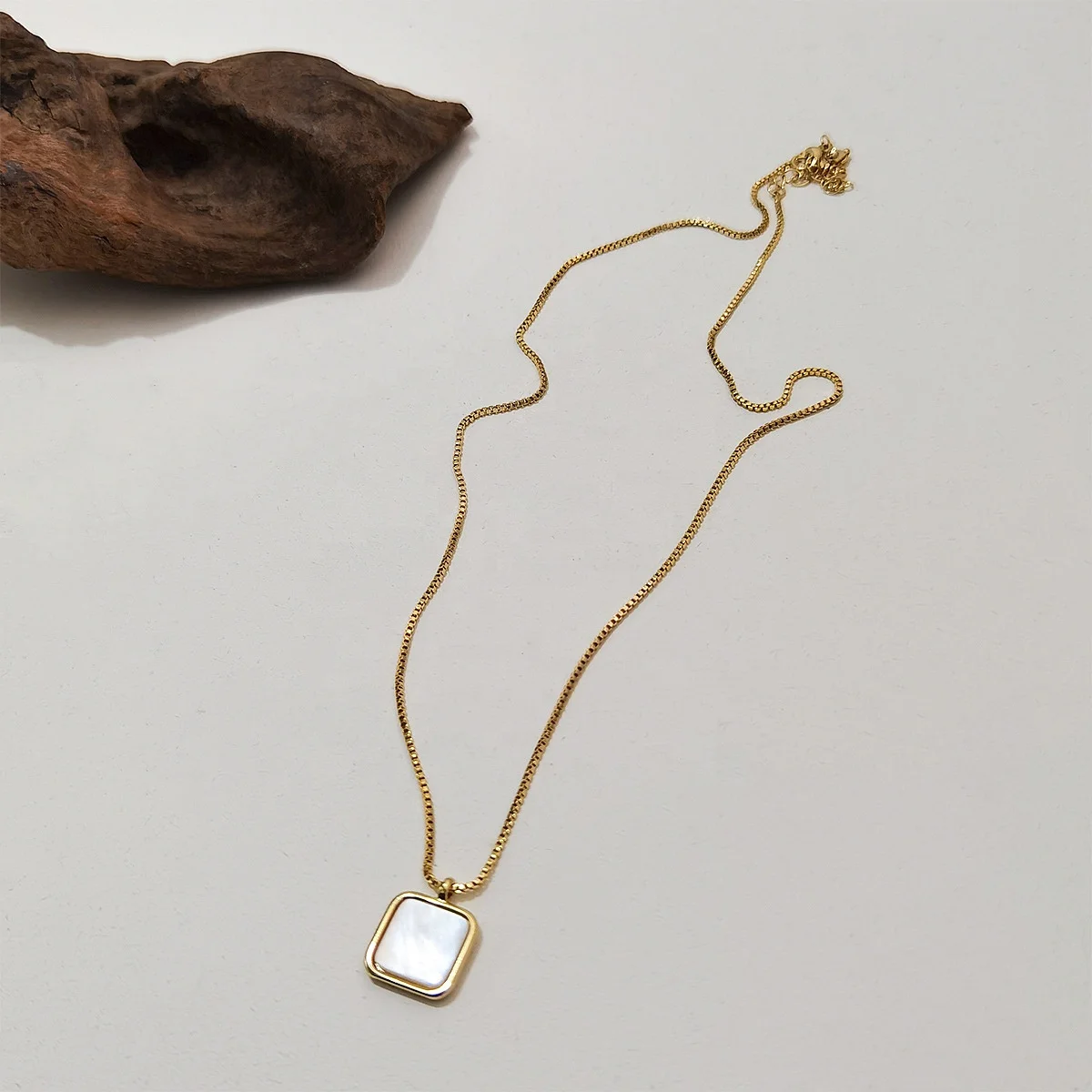 Retro square natural Shell Fritillaria Necklace 14K Real Gold Plated Brass Fine Chain Pendant necklace
Retro square natural Shell Fritillaria Necklace 14K Real Gold Plated Brass Fine Chain Pendant necklace
