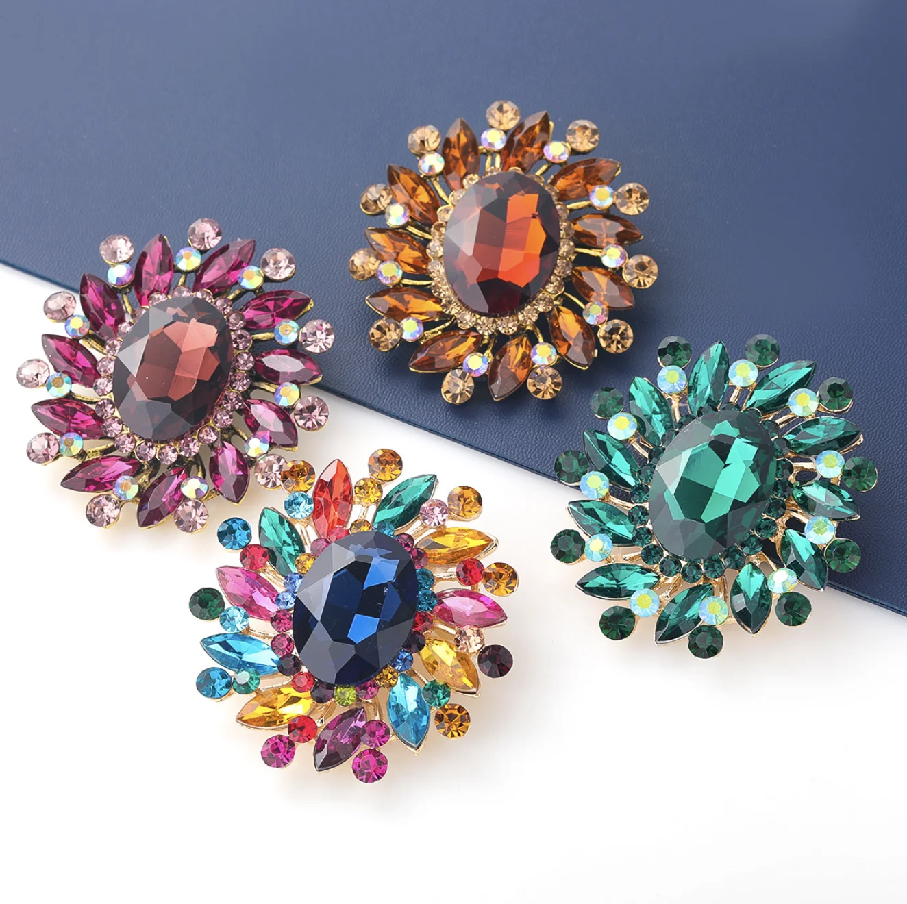 European American alloy set with diamond full diamond flower brooch girl cute brooch popular INS clothing brooches
European American alloy set with diamond full diamond flower brooch girl cute brooch popular INS clothing brooches