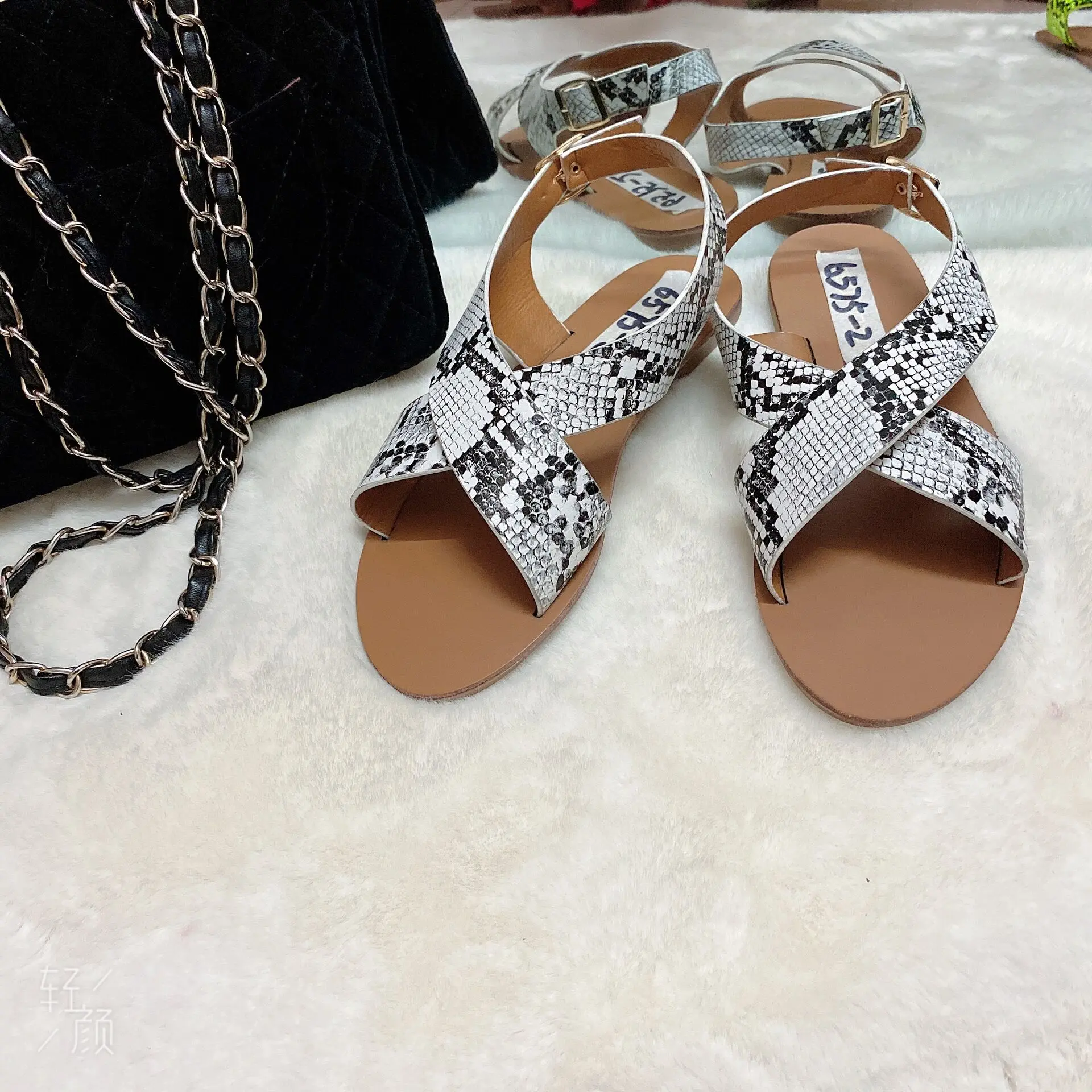 Manufacturers wholesale European and American Hot summer women's sandals fashion slippers 
Manufacturers wholesale European and American Hot summer women's sandals fashion slippers