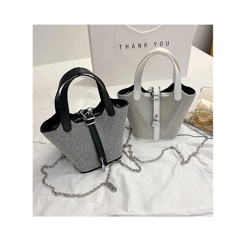 Fashion Luxury Bright Diamond Tote Purses Women Texture Chain High Quality Composite Lock Bucket Handbags Inlaid Diamond Bolsa
Fashion Luxury Bright Diamond Tote Purses Women Texture Chain High Quality Composite Lock Bucket Handbags Inlaid Diamond Bolsa