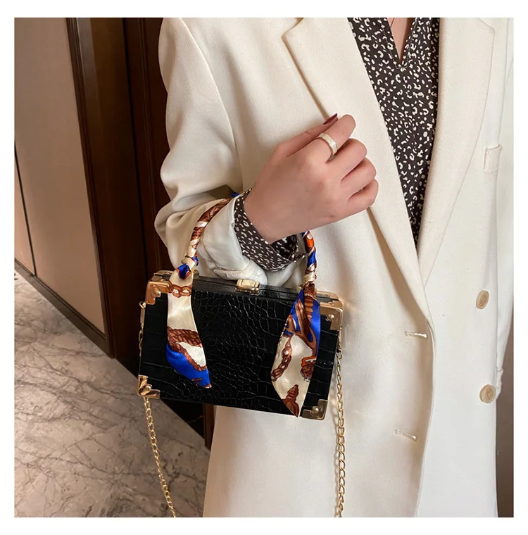 2021 Italy summer hot-selling S.IKRR designer bag pattern sling shoulder luxury silk scarf box bag bucket women handbag
2021 Italy summer hot-selling S.IKRR designer bag pattern sling shoulder luxury silk scarf box bag bucket women handbag