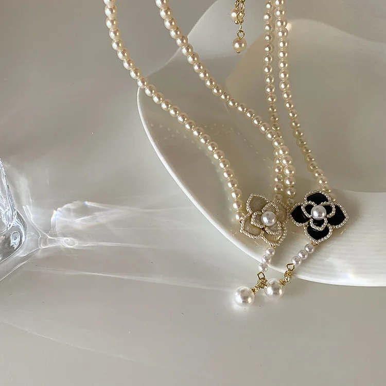 Charm Black And White Daisy Flower Oil Drip Necklace Shiny Crystal Pearl Beaded Pendant Necklace For Women and Girls
Charm Black And White Daisy Flower Oil Drip Necklace Shiny Crystal Pearl Beaded Pendant Necklace For Women and Girls