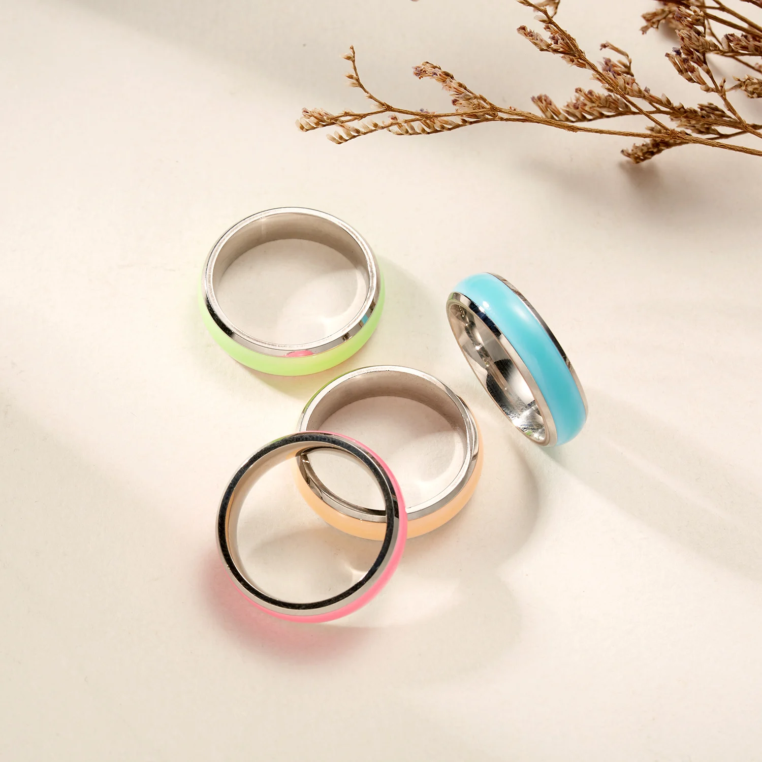 Multi-size Night Luminous Couple Ring Love Solid Color Fluorescence Stainless Steel Ring Fashion Jewelry 2021 New
Multi-size Night Luminous Couple Ring Love Solid Color Fluorescence Stainless Steel Ring Fashion Jewelry 2021 New