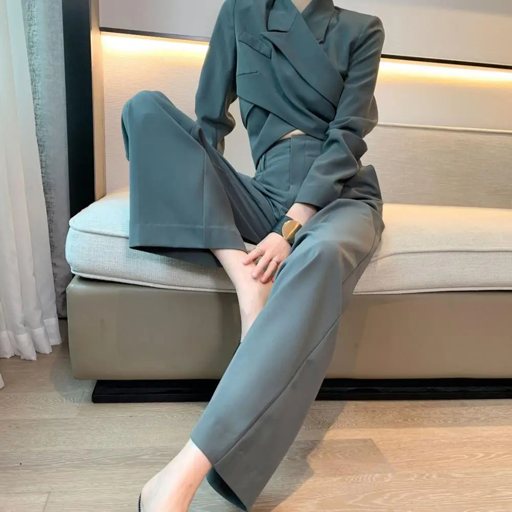 2020 new arrivals autumn collection women fashion asymmetrical backless design two piece short blazer with pants suit
2020 new arrivals autumn collection women fashion asymmetrical backless design two piece short blazer with pants suit