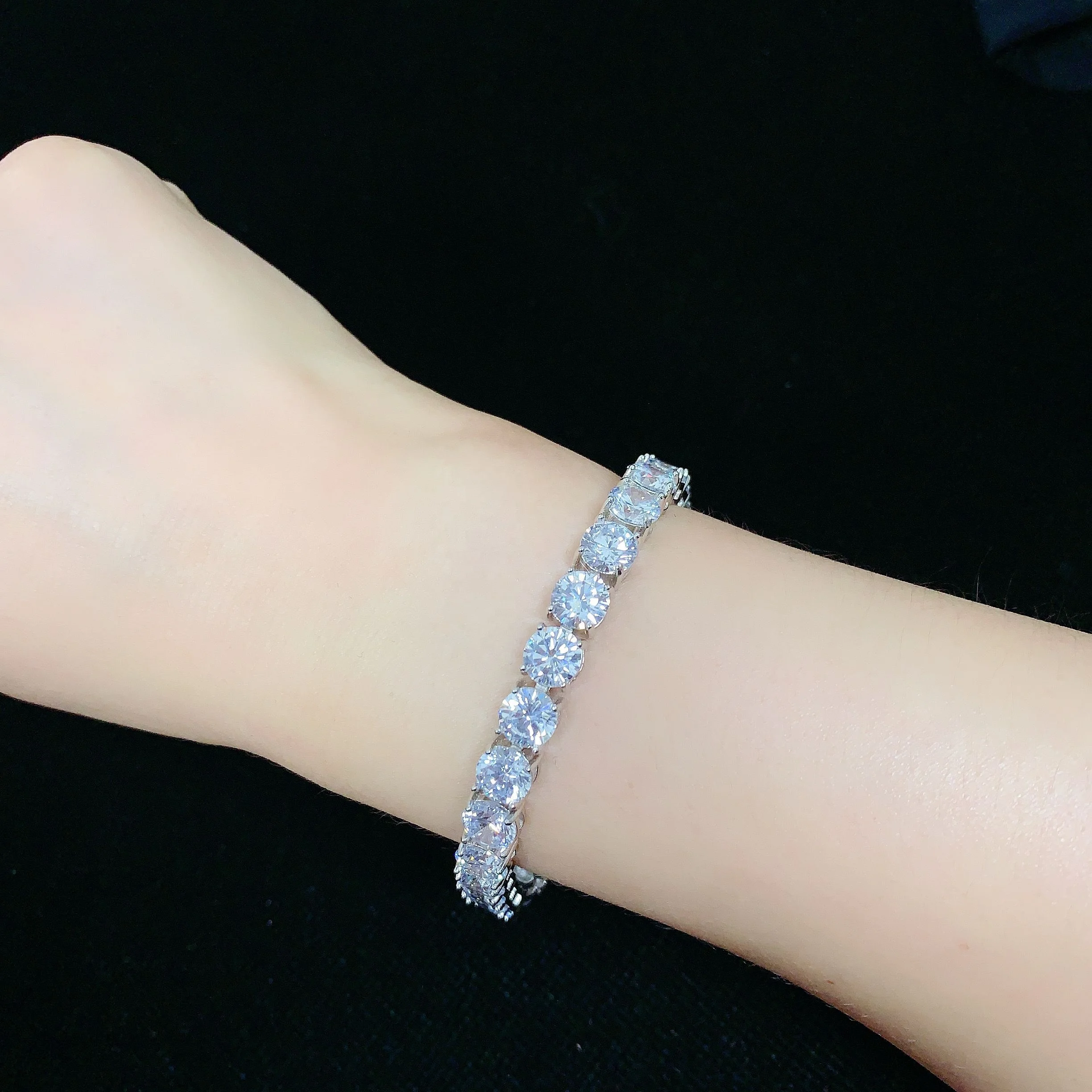 D Color VVS2 27ct White Round Cut Moissanite Diamond Wedding Tennis Bracelet 925 Sterling Silver
D Color VVS2 27ct White Round Cut Moissanite Diamond Wedding Tennis Bracelet 925 Sterling Silver