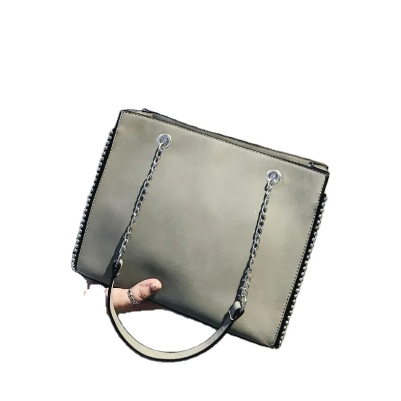 Chain shoulder bag Famous designer rivet handbags Women's luxury messenger bags for women bolsa feminina torebka damska
Chain shoulder bag Famous designer rivet handbags Women's luxury messenger bags for women bolsa feminina torebka damska