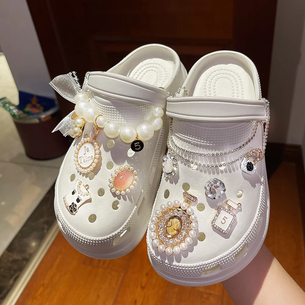 Cool Girl Fashion Metal Designer Charms Clogs Shoes Decoration Princess Pearl Bling Crystal Luxury Shoes Charms Set
Cool Girl Fashion Metal Designer Charms Clogs Shoes Decoration Princess Pearl Bling Crystal Luxury Shoes Charms Set