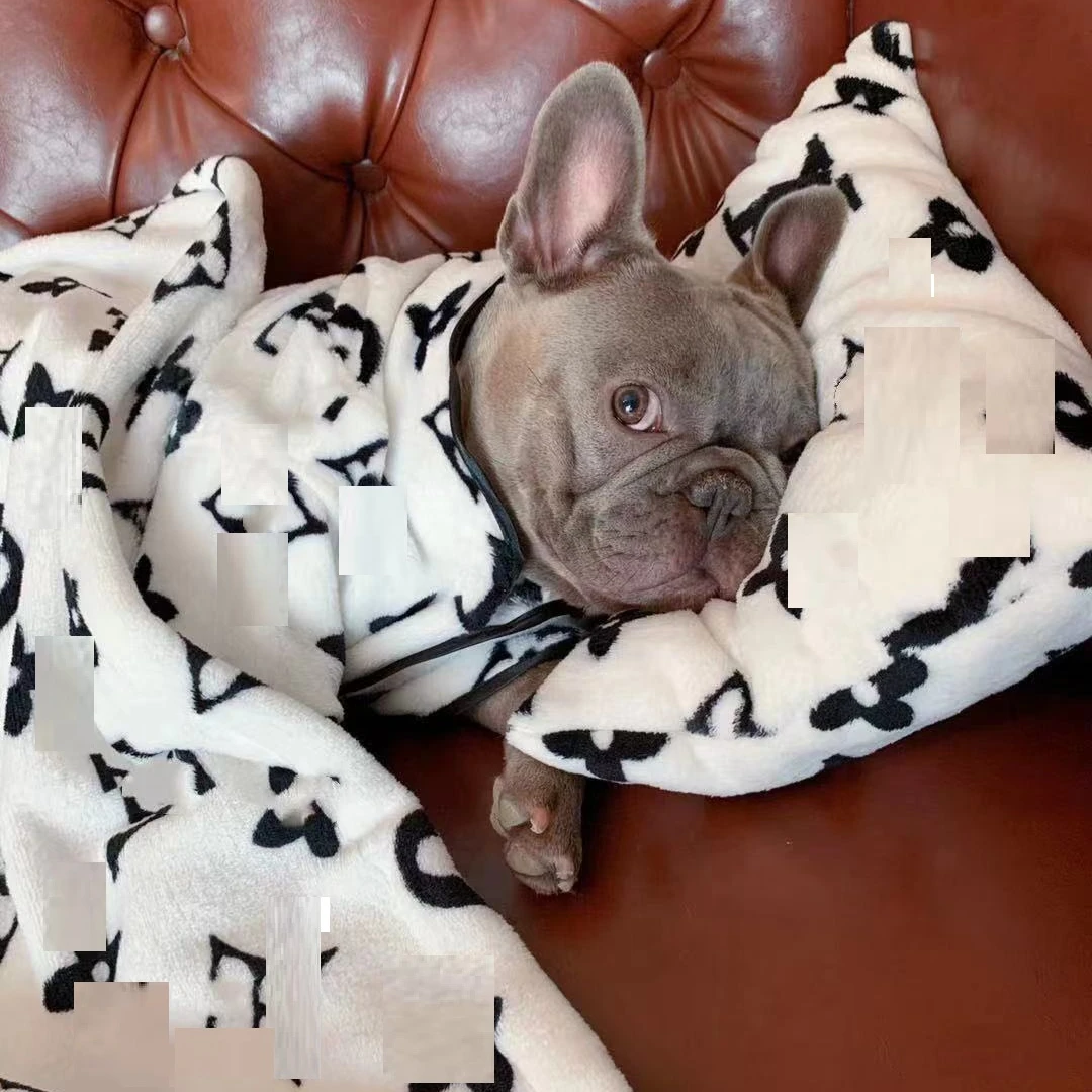 Pet pajamas three-piece coral fleece warm suit black and white tide soft shirt autumn and winter
Pet pajamas three-piece coral fleece warm suit black and white tide soft shirt autumn and winter