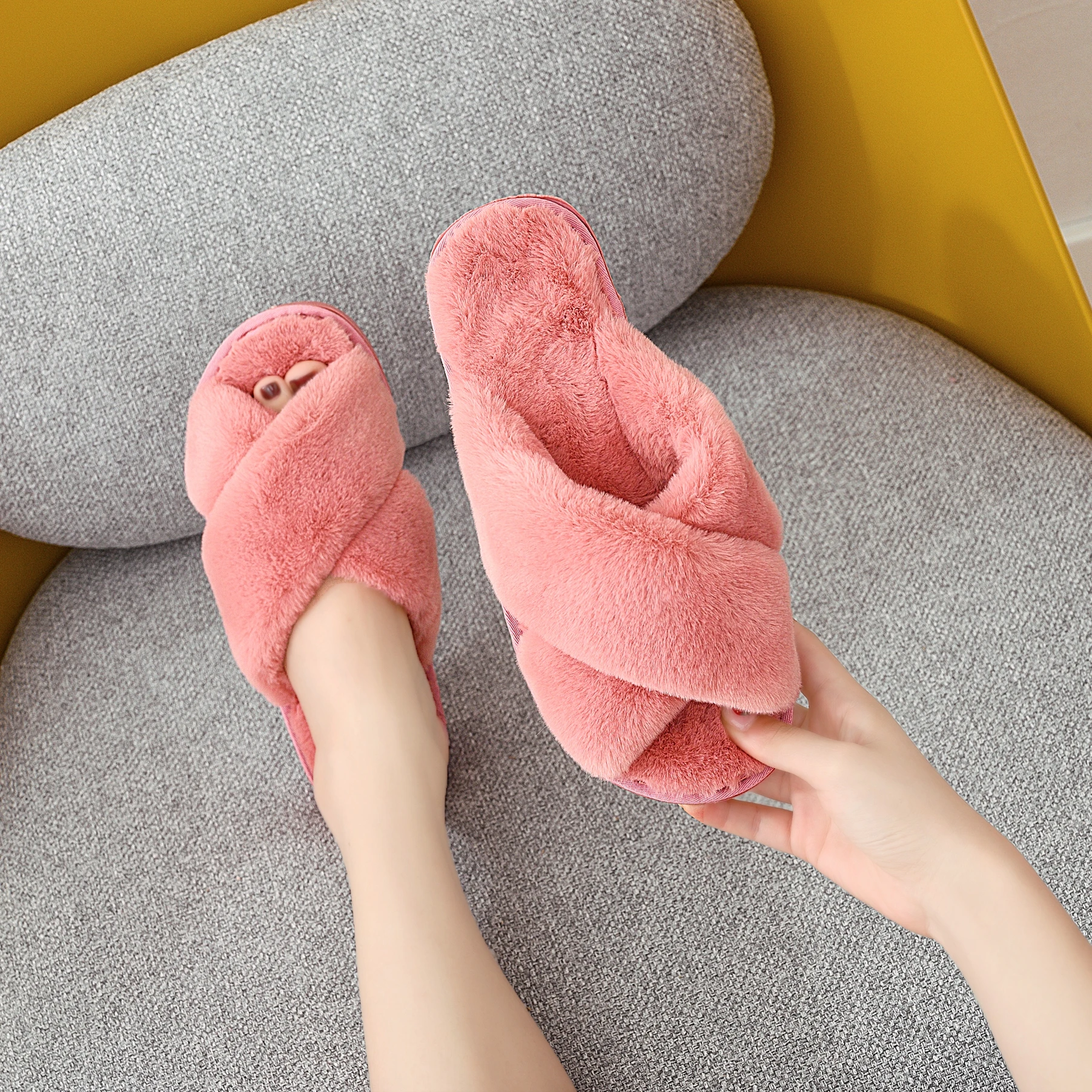Soft Sole Indoor Shoes Plush Faux Fur Slippers Open Toe Lady Indoor Slippers Wholesale Fur Slippers, Customized color
Soft Sole Indoor Shoes Plush Faux Fur Slippers Open Toe Lady Indoor Slippers Wholesale Fur Slippers, Customized color