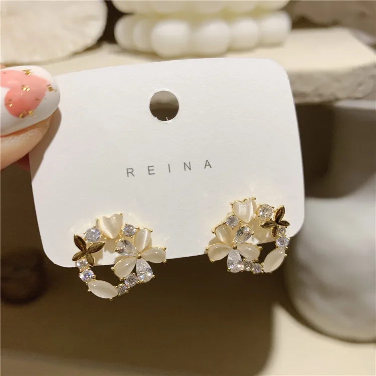 Exquisite Style Crystal Rhinestone Flower Butterfly Stud Earrings Clear Crystal Hollow Wreath Stud Earrings for Wedding
Exquisite Style Crystal Rhinestone Flower Butterfly Stud Earrings Clear Crystal Hollow Wreath Stud Earrings for Wedding