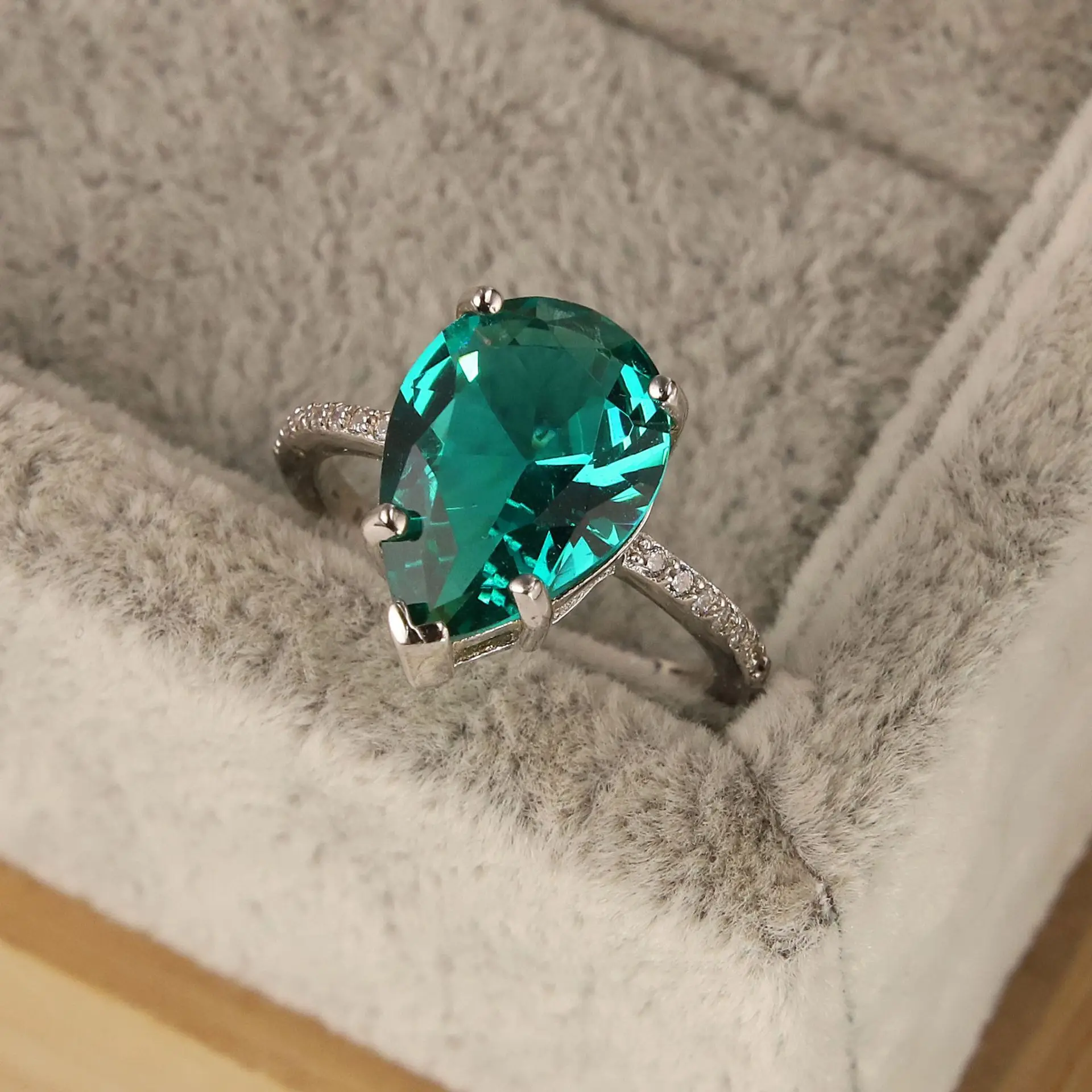2021 Trendy Natural Emerald Gemstone Rings Anniversary Zircon 925 Sterling Silver Rings Jewelry For Women
2021 Trendy Natural Emerald Gemstone Rings Anniversary Zircon 925 Sterling Silver Rings Jewelry For Women