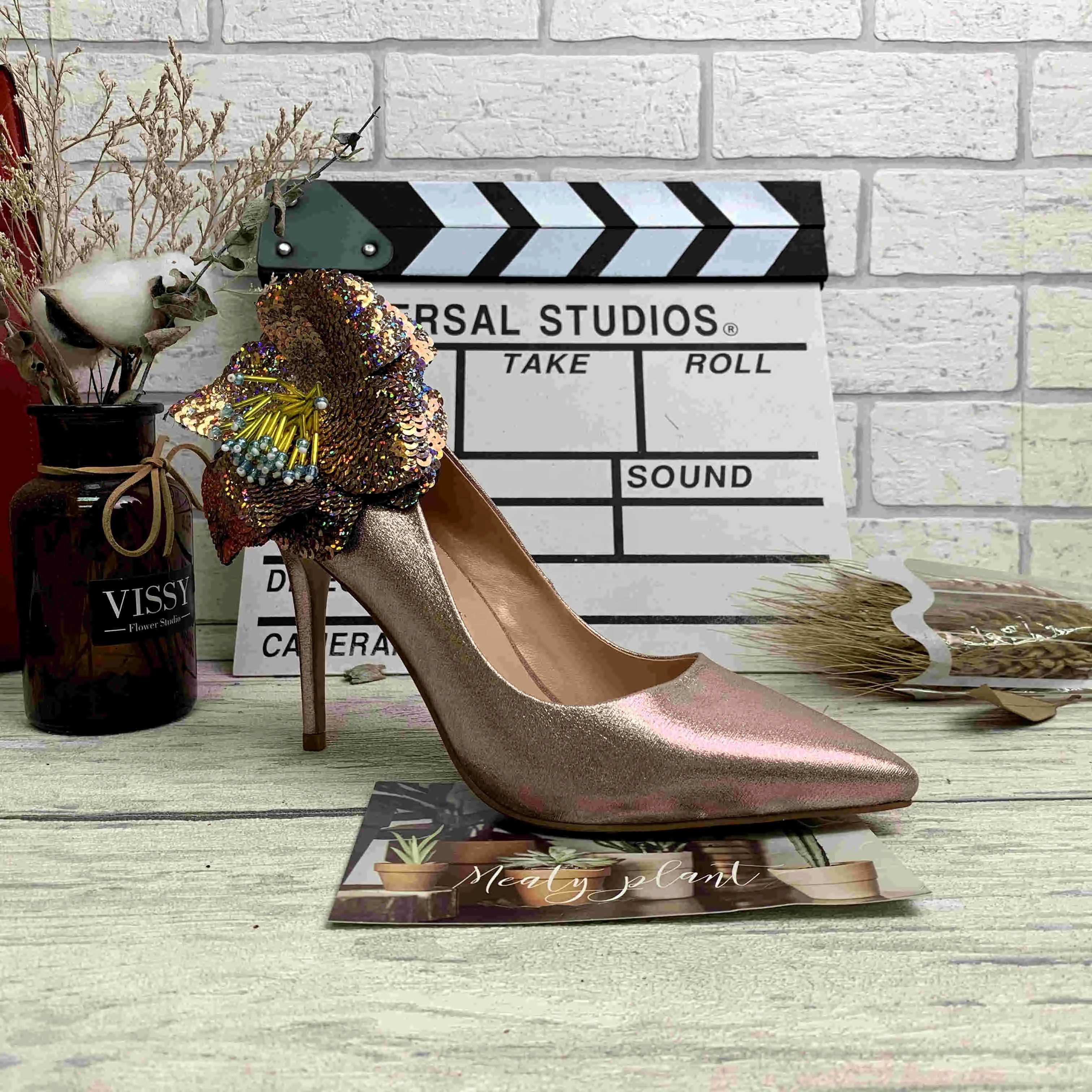 2021 spring new sexy metal face flower decoration stiletto ladies sandals European and American large size wholesale, Pink gold silver
2021 spring new sexy metal face flower decoration stiletto ladies sandals European and American large size wholesale, Pink gold silver