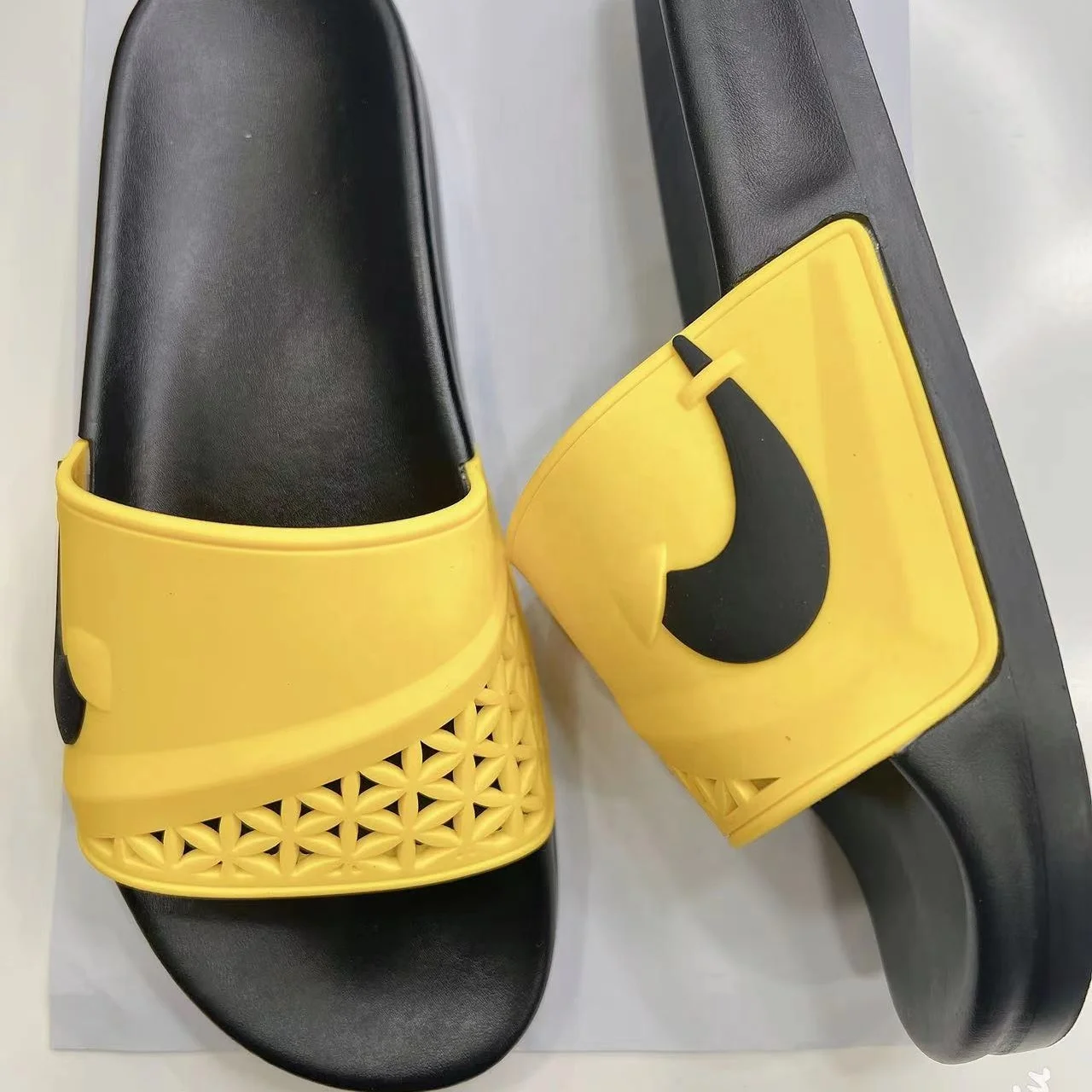 2020 New Hot Style Indoor Slippers and Beach Shoes Are Customizable Women Men Flip Summer Light Embroidered Oem Customized Anti
2020 New Hot Style Indoor Slippers and Beach Shoes Are Customizable Women Men Flip Summer Light Embroidered Oem Customized Anti