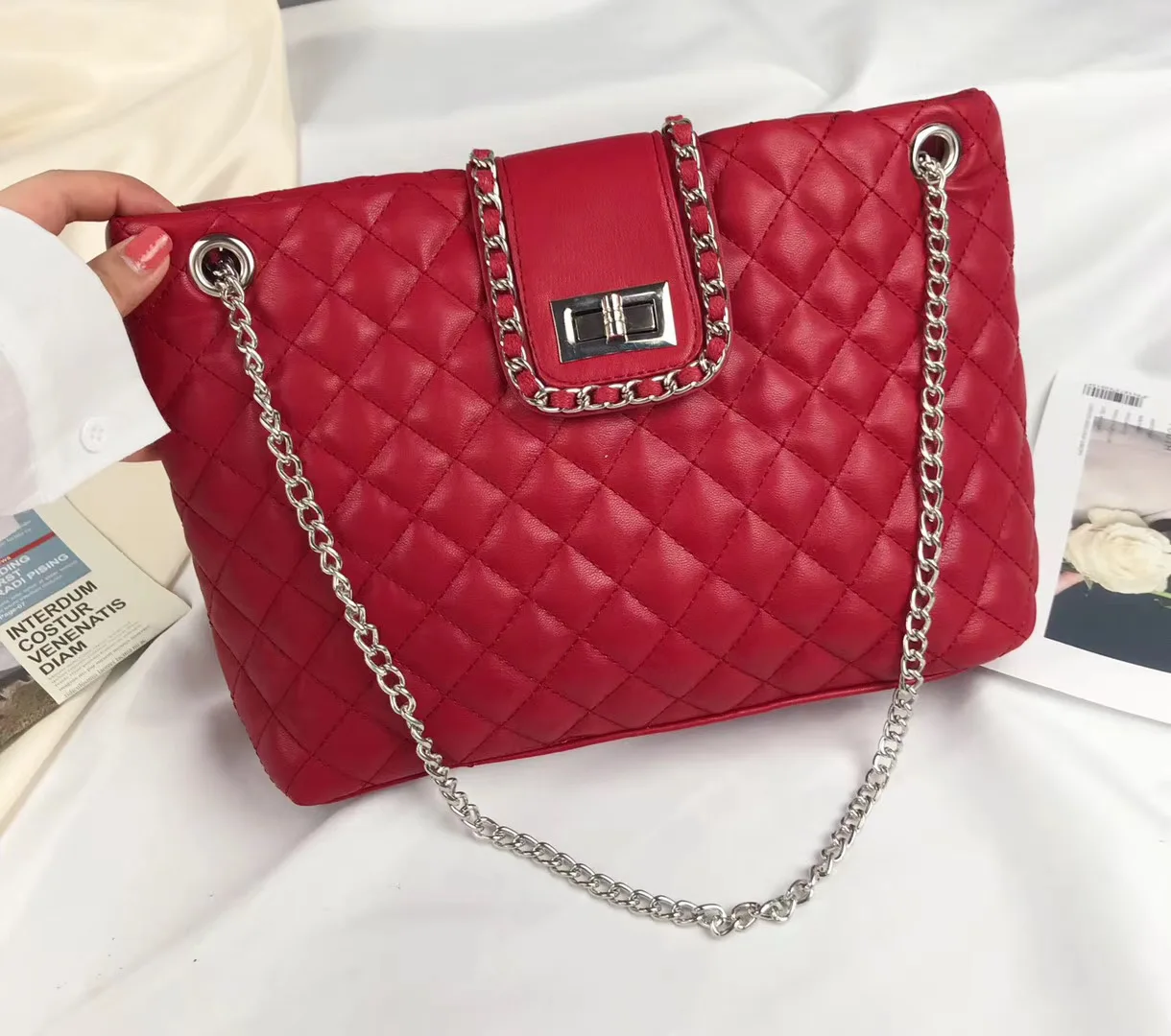 2020 Korean genuine leather bags women fashion trend wild rhombus crossbody chain shoulder bags lady full grain leather bag
2020 Korean genuine leather bags women fashion trend wild rhombus crossbody chain shoulder bags lady full grain leather bag