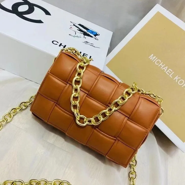 2021 Hot Sale Trendy Thick Gold Chain Woven Handbag Fashion PU Leather Shoulder Bag Luxury Lady Hand Purse Women Handbag
2021 Hot Sale Trendy Thick Gold Chain Woven Handbag Fashion PU Leather Shoulder Bag Luxury Lady Hand Purse Women Handbag