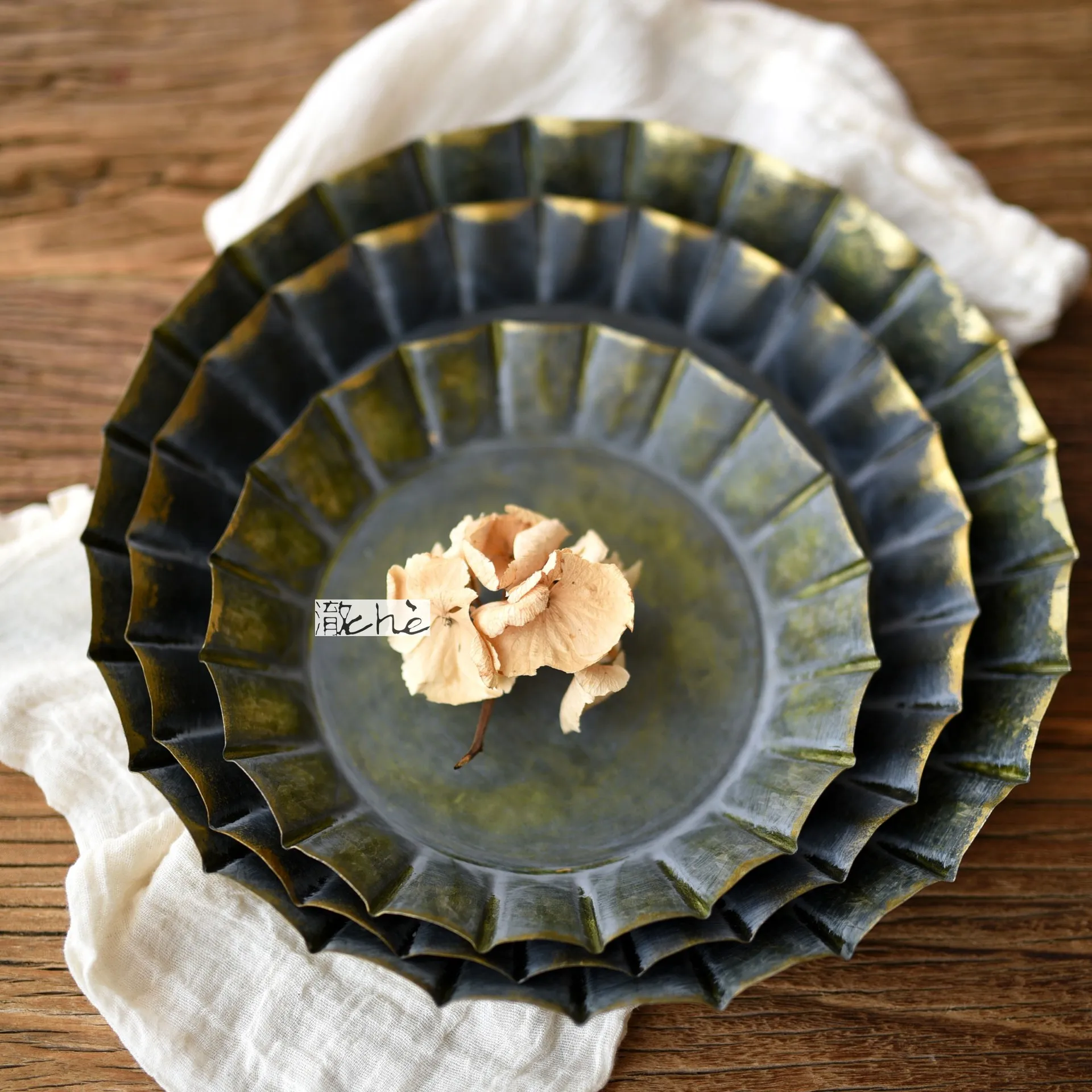 American party dessert iron storage plate bread tray fruit plate country style photo props round iron round mini dessert plates
American party dessert iron storage plate bread tray fruit plate country style photo props round iron round mini dessert plates