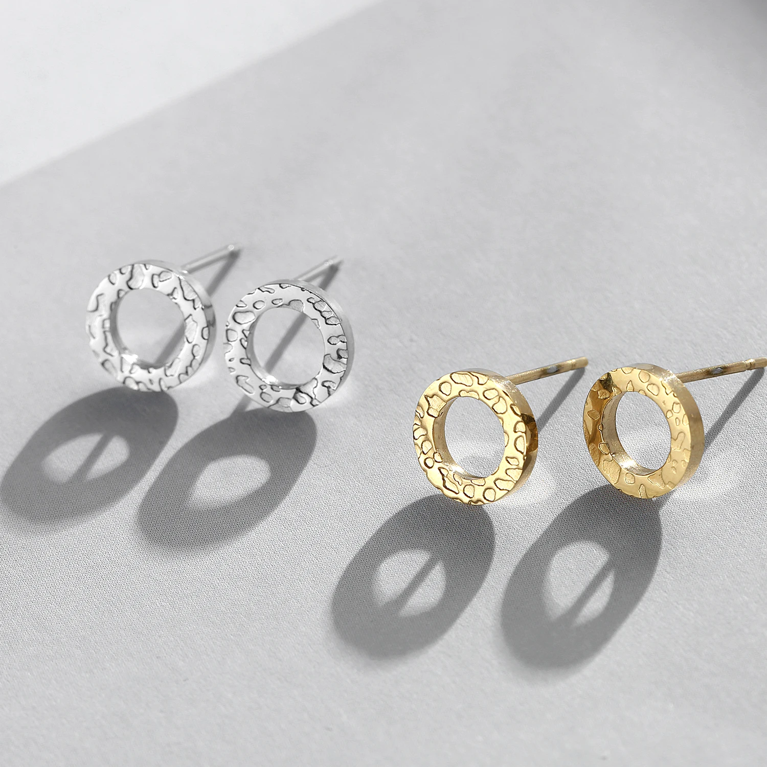 Hot selling exquisite quality Stainless Steel Jewellery Simple Circle Shape Cool Women Small 14k Plated Gold Stud Earrings
Hot selling exquisite quality Stainless Steel Jewellery Simple Circle Shape Cool Women Small 14k Plated Gold Stud Earrings