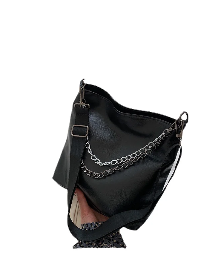 The new Korean version of the trend of casual fashion bucket bag simple chain messenger shoulder bag
The new Korean version of the trend of casual fashion bucket bag simple chain messenger shoulder bag