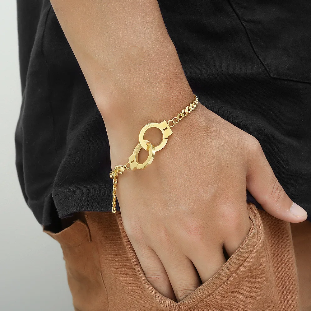 New classic 18k gold plated tarnish free stainless steel shackle charm gold cuban link chain lv mens bracelet, Black gun
New classic 18k gold plated tarnish free stainless steel shackle charm gold cuban link chain lv mens bracelet, Black gun