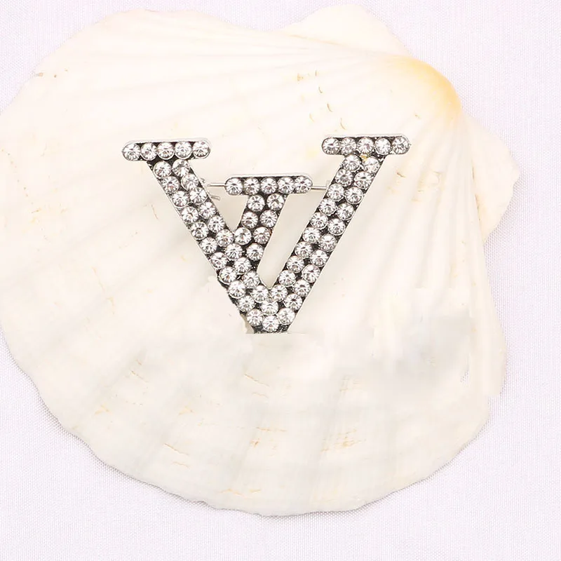 2020 new V fashion versatile letter brooch fashionable personality creative rhinestone hanging brooch coat brooch
2020 new V fashion versatile letter brooch fashionable personality creative rhinestone hanging brooch coat brooch