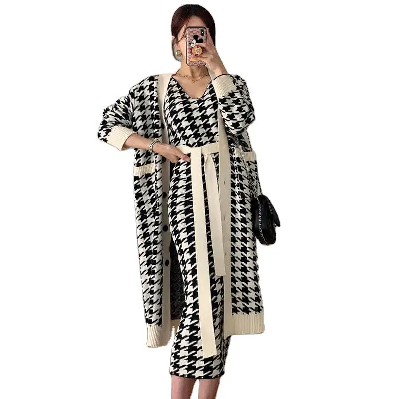 Korean Sweater Set Fashion Vintage Style V-Neck Long Knitted Sweater Coat + Houndstooth Vest Dress Female Two-Piece Suit
Korean Sweater Set Fashion Vintage Style V-Neck Long Knitted Sweater Coat + Houndstooth Vest Dress Female Two-Piece Suit