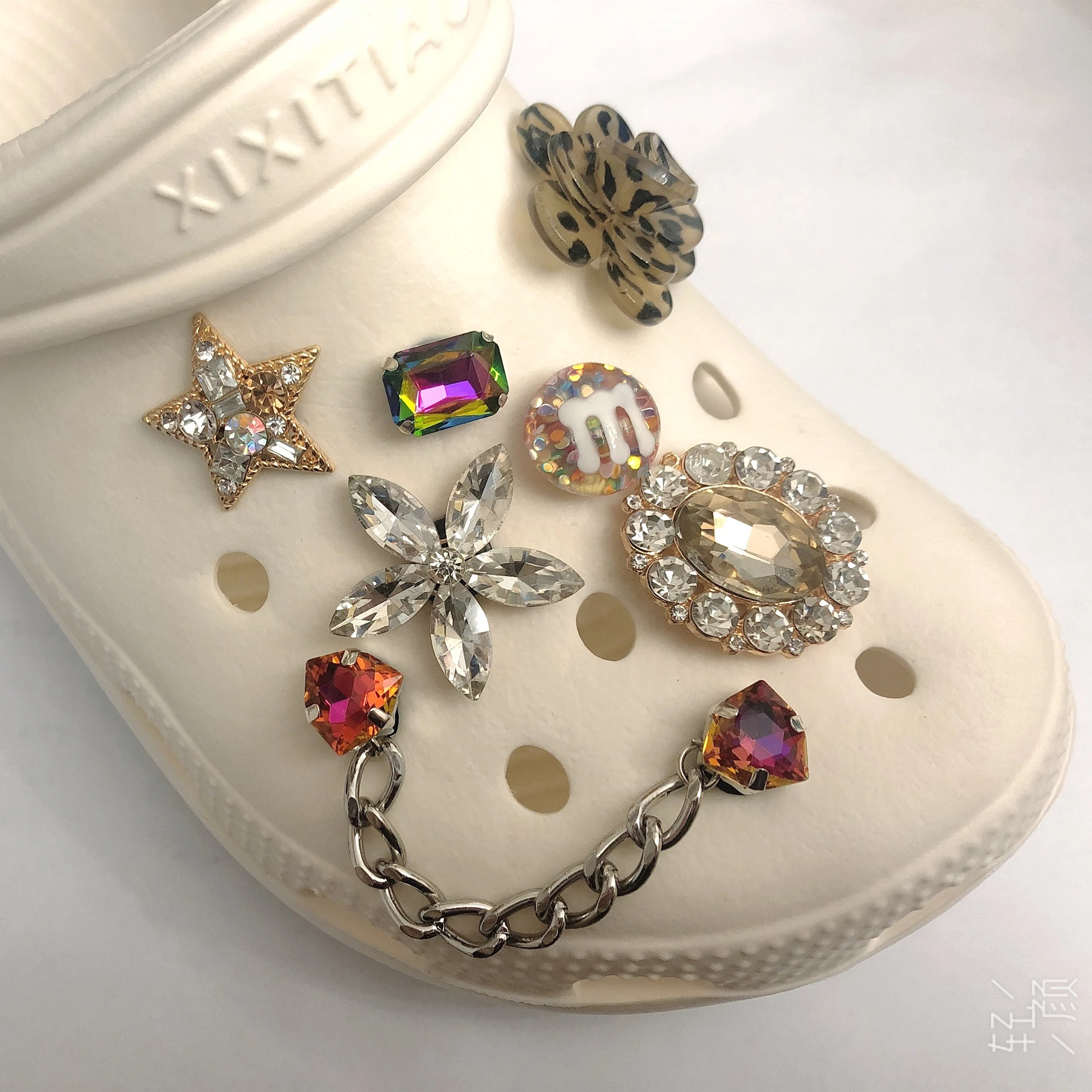 High-end new product crystal shoe decoration accessories suitable for croc shoes and Gibbs wristband bracelet
High-end new product crystal shoe decoration accessories suitable for croc shoes and Gibbs wristband bracelet
