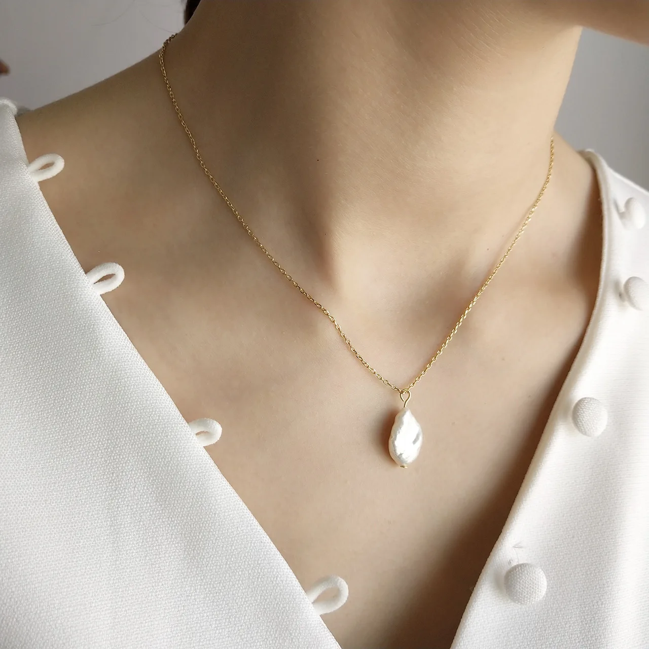 Simple temperament 925 Sterling Silver Baroque Pearl Pendants Necklace 18k Gold Plated Pearl Charm Necklace
Simple temperament 925 Sterling Silver Baroque Pearl Pendants Necklace 18k Gold Plated Pearl Charm Necklace