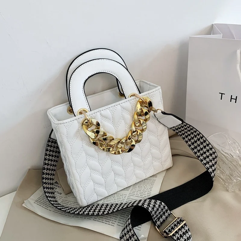 2021 Hot Design Embossing Pattern Leather Purse Women Over the Shoulder Wide Strap Hand Bags Small jelly Handbag Ladies
2021 Hot Design Embossing Pattern Leather Purse Women Over the Shoulder Wide Strap Hand Bags Small jelly Handbag Ladies