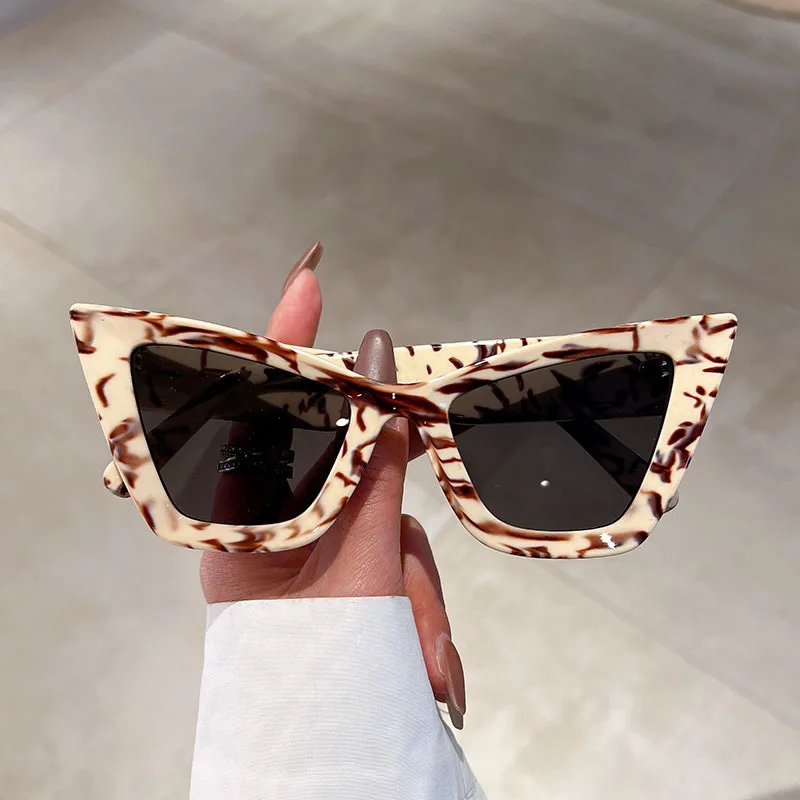 1338 Trendy Cat Eye Sunglasses Womens Vintage Oversized Cateye Style Square Pattern Sunglasses For Women Free Shipping
1338 Trendy Cat Eye Sunglasses Womens Vintage Oversized Cateye Style Square Pattern Sunglasses For Women Free Shipping
