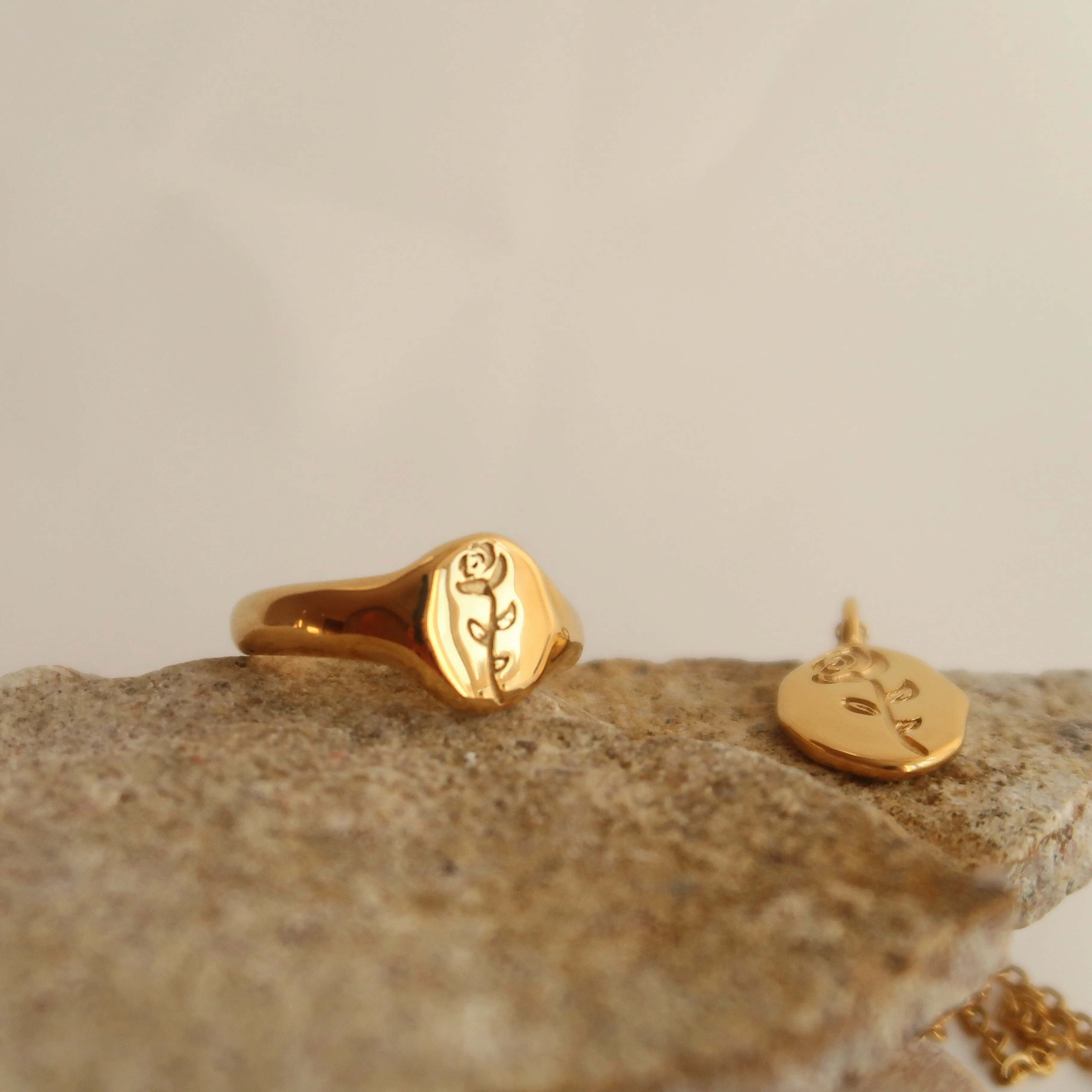 Romantic Titanium steel Rose ring 18K Gold Plated Stainless Steel Wedding Bands Flower Engagement Rings
Romantic Titanium steel Rose ring 18K Gold Plated Stainless Steel Wedding Bands Flower Engagement Rings