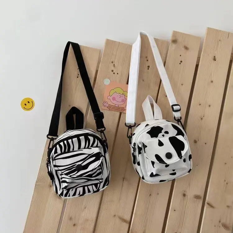 Cute cow pattern small bag female 2023 new girl student mobile phone bag slung canvas bag.
Cute cow pattern small bag female 2023 new girl student mobile phone bag slung canvas bag.