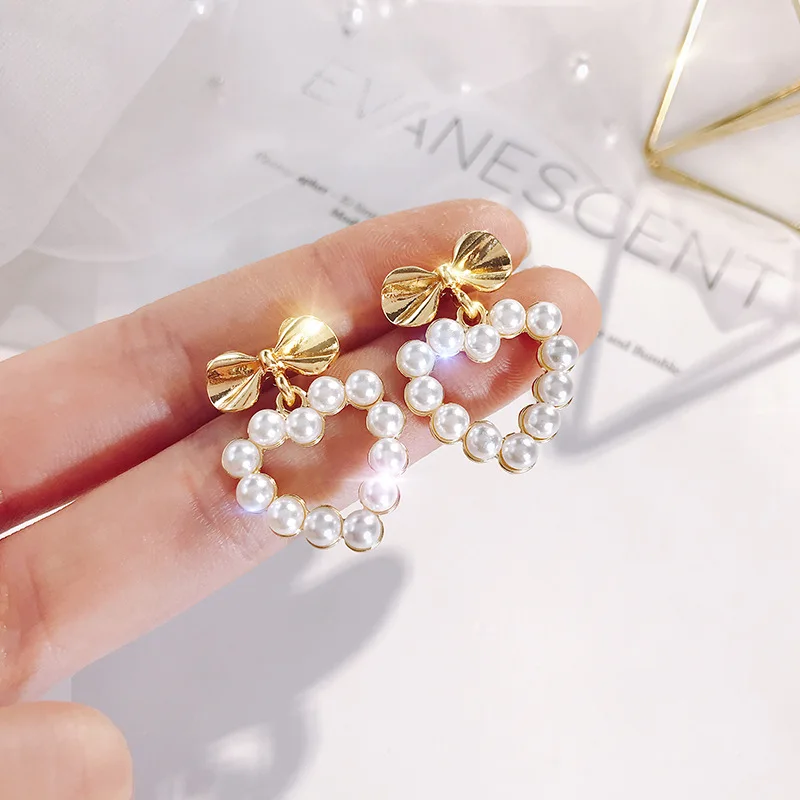 Fashion Sweet Heart Bowknot Pearl Drop Earrings for Women Korean Geometric Female Earring Jewelry (KER425), Same as the picture
Fashion Sweet Heart Bowknot Pearl Drop Earrings for Women Korean Geometric Female Earring Jewelry (KER425), Same as the picture