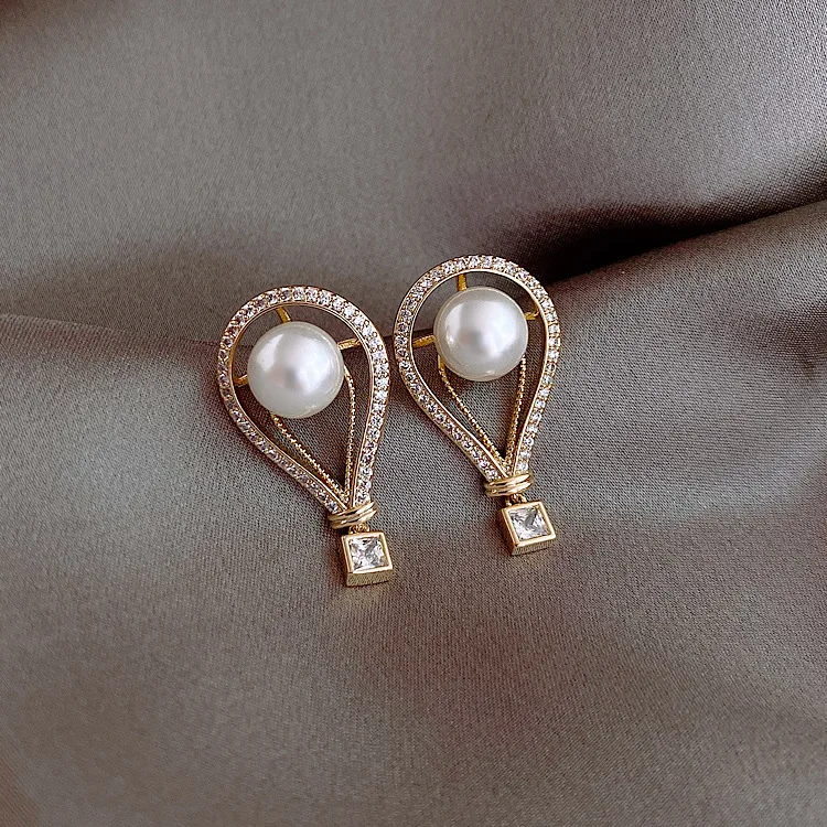 fashion trendy pearl stud crystal hot air balloon earring 
fashion trendy pearl stud crystal hot air balloon earring