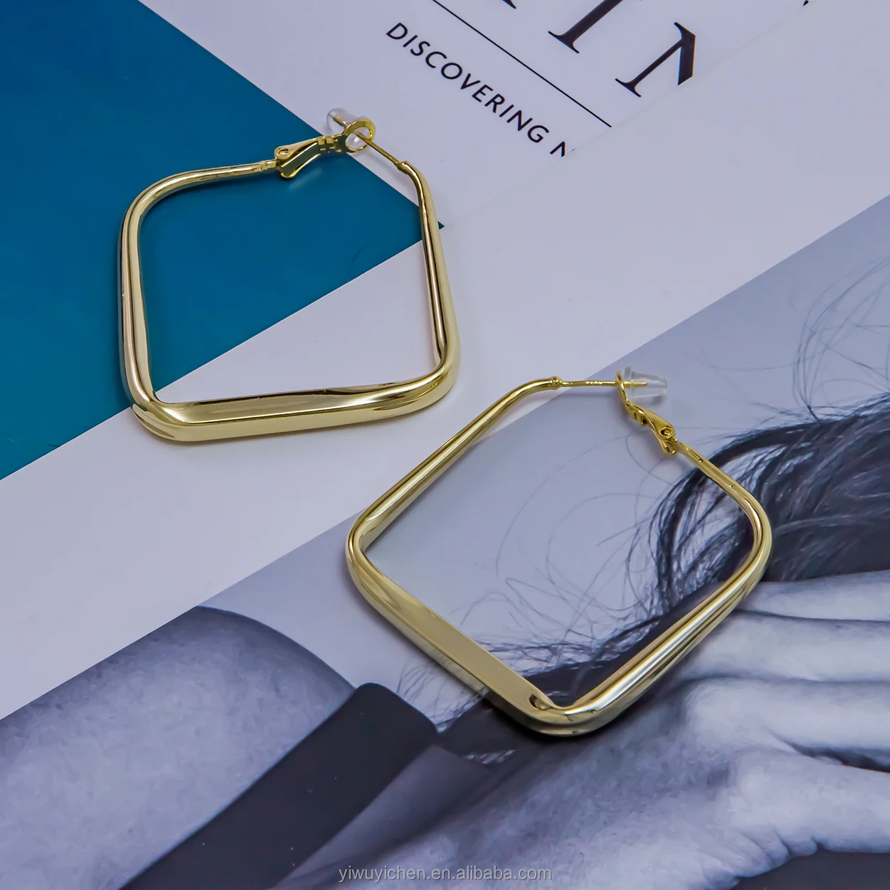 E4172 HOT SALE 18K Gold Plated Squre-Shaped Huggie Hoop Earrings for Women 50mm, Yellow & silver & matte gold
E4172 HOT SALE 18K Gold Plated Squre-Shaped Huggie Hoop Earrings for Women 50mm, Yellow & silver & matte gold
