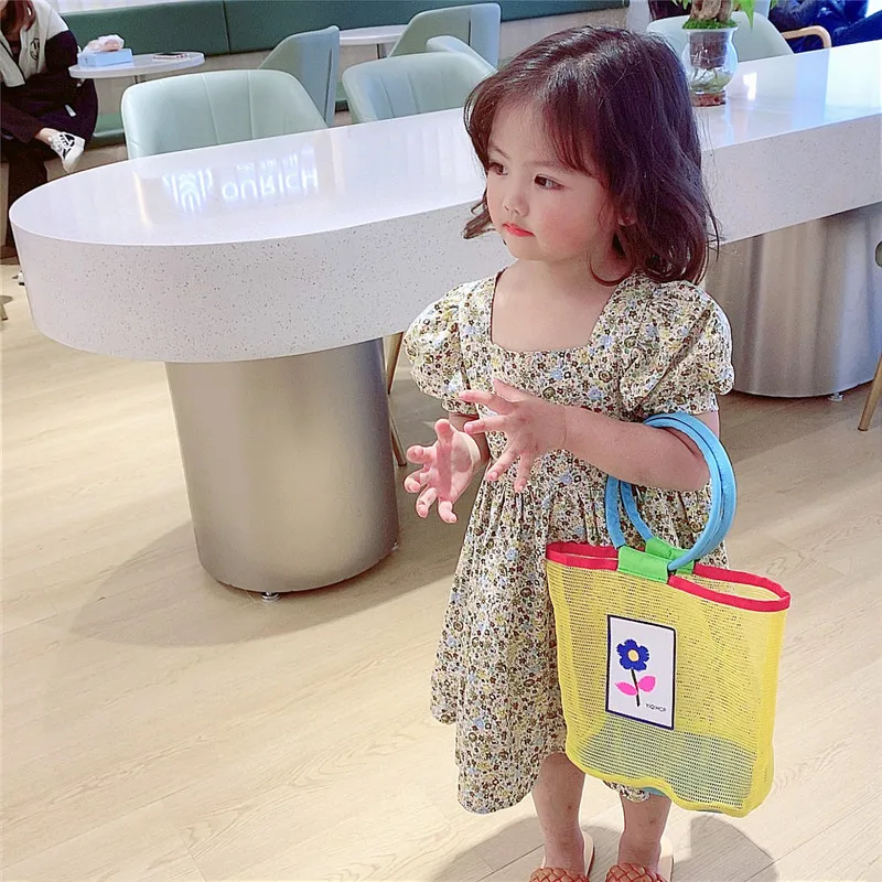 Ins summer new flower contrast mesh bag children and girls portable snacks concave accessories bag women's bag
Ins summer new flower contrast mesh bag children and girls portable snacks concave accessories bag women's bag