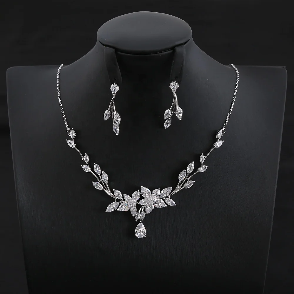 Jwellery set Pakistani Heart pendent necklace Bridal jewelry earring and necklaces set, Picture shows
Jwellery set Pakistani Heart pendent necklace Bridal jewelry earring and necklaces set, Picture shows