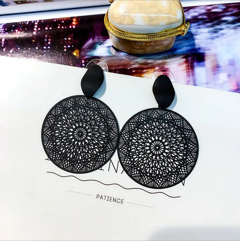 Fashionable temperament exaggerated black ring earrings hollow geometric all-match earrings LXESE6824
Fashionable temperament exaggerated black ring earrings hollow geometric all-match earrings LXESE6824