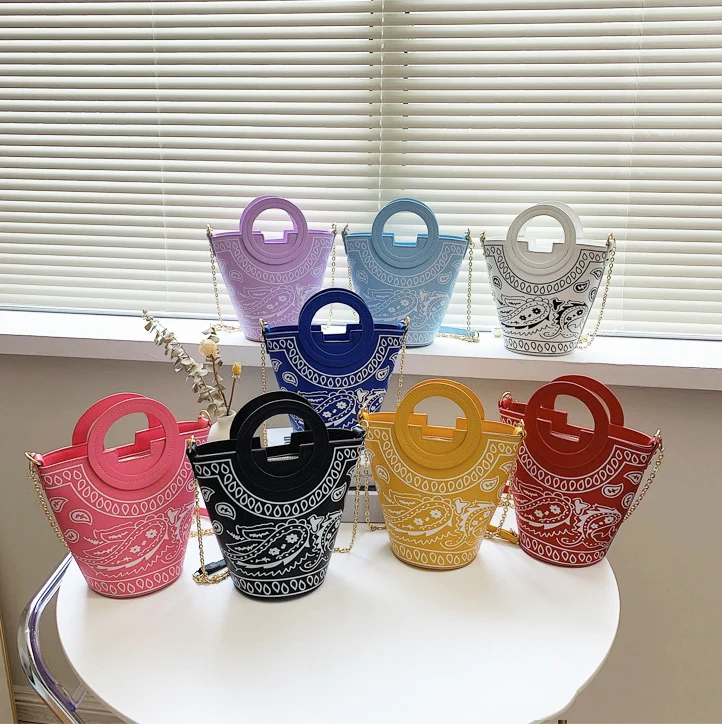 2021 Single Shoulder Bucket Purse and Hat Set Personality Luxury Tote Ladies Bags Leather Bandanna Handbags for Women Wholesale, 8 colors
2021 Single Shoulder Bucket Purse and Hat Set Personality Luxury Tote Ladies Bags Leather Bandanna Handbags for Women Wholesale, 8 colors